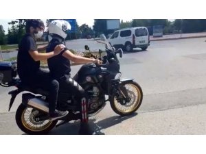 Polislerin motosikletlerle öğrencileri sınava yetiştirdiği heyecan dolu anlar kamerada
