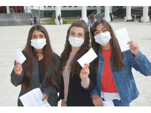 Belediyeden YKS sınavına giren öğrencilere maske