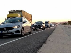 Tatile çıkanlar İstanbul'a dönüş yolunda kilometrelerce araç kuyruğu oluşturdu