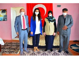 Vali Hüseyin Öner ve eşi Zehra Mine Öner, şehit ailesi ziyaretinde bulundu