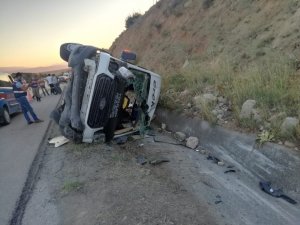 Lastiği patlayan minibüs yan yattı: 16 yaralı