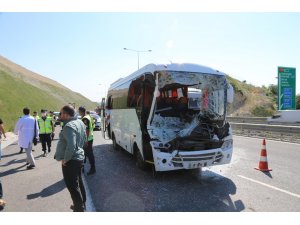 Kuzey Marmara Otoyolu’nda işçi servisi ile tır çarpıştı: 13 yaralı
