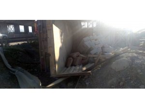 Sakarya’da inşaat malzemesi yüklü kamyonet devrildi: 2 yaralı