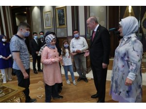 Cumhurbaşkanı Erdoğan, görme engelli hafız Ravzanur’u kabul etti