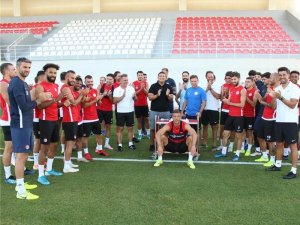 FT Antalyaspor’da Teknik Direktör Tamer Tuna’ya doğum günü sürprizi