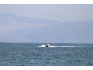 Van Gölü’nde batan tekneyi arama çalışmaları bugün de sonuç vermedi