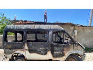 Kırıkkale’de park halindeki minibüs alev alev yandı