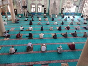 Reşadiye Camii içerisinde 107 gün sonra cuma namazı kılındı