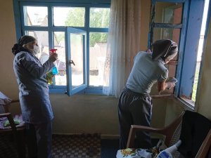 İmranlı’da ‘Evlere Şenlik’ projesi ile evler temizleniyor