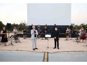 Nilüfer’de arabalı sinema nostaljisine konserli final