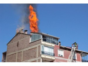Karaman’da 5 katlı binanın çatı katında korkutan yangın