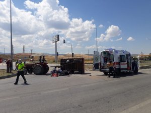 Motosikletle traktör çarpıştı: 1 ölü, 1 ağır yaralı