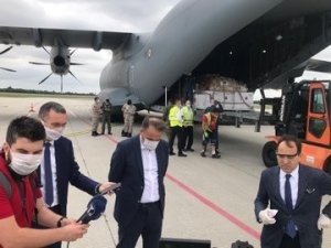 MSB: "Sırbistan’a tıbbi yardım malzemelerini ulaştıran uçağımızı Sırbistan Başbakan Yardımcısı ve Ticaret, Turizm ve İletişim Bakanı Rasim Ljajiç, Büyükelçimiz Tanju Bilgiç ve Askeri Ataşemiz Albay Memduh Orbay Kılınç k