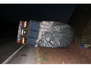 Konya’da saman yüklü kamyon devrildi: 2 yaralı