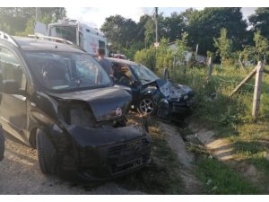 Kocaeli’de hafif ticari araç ile otomobil çarpıştı: 8 yaralı