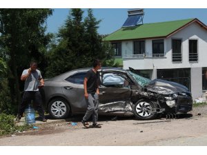 Kocaeli’de hafif ticari araçla otomobil kafa kafaya çarpıştı: 2’si çocuk 5 yaralı