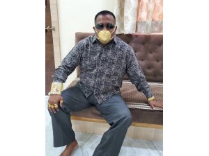 Hindistanlı iş adamı korona virüse karşı altın maske takıyor
