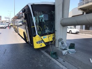 Beylikdüzü Haramidere-Avcılar seferini yapan körüklü belediye otobüsü E5 yanyolda refüje çıkarak kaza yaptı. Kazada bazı yolcular yaralandı. Yaralı yolculara 112 ekiplerinin müdahalesi devam ediyor.