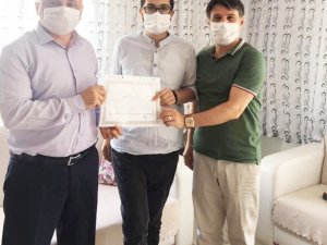 Kanser hastası Mahmut diplomasına kavuştu