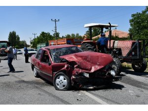 Aksaray’da iki otomobil kafa kafaya çarpıştı: 3 yaralı