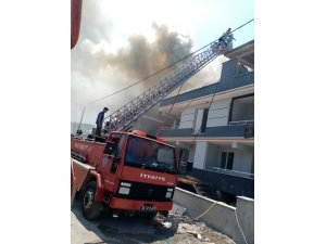 Karacabey’de apartmanın çatısı alev alev yandı
