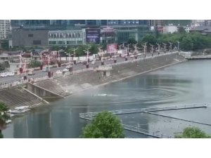 Çin’de öğrencileri taşıyan otobüs gölete düştü