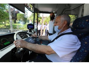 Halk otobüsünün kullanan belediye başkanı pandemi kurallarını denetledi