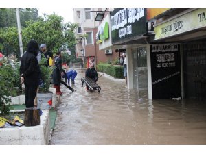 Kocaeli’de 1 saatlik sağanak yağış iş yerlerini sular altında bıraktı