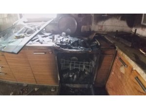 Mangal yaptığını sandıkları komşularının mutfağı yandı