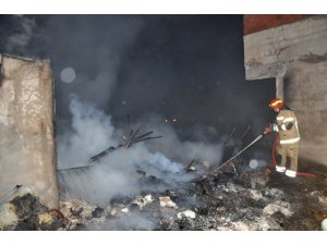 Barakada çıkan yangın 2 ev ve bir iş yerini kullanılmaz hale getirdi