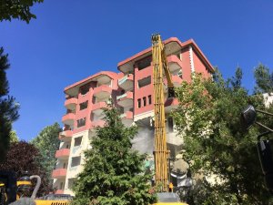 Büyükçekmece’de riskli 8 katlı bina yıkıldı