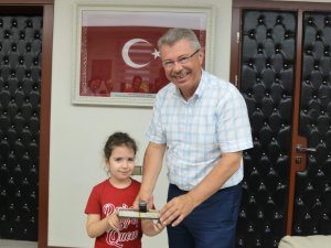 Dr. Sadık Ahmet’in eşinden Başkan Akay’a ziyaret