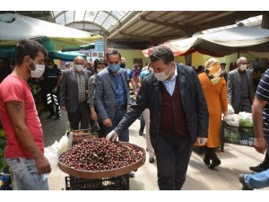 Başkan Demir, kapalı halk pazarına birim müdürleriyle çıkartma yaptı