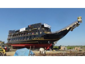 Dünyanın en büyük korsan teknesi Manavgat’ta yapılarak suya indirildi