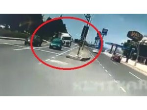 Kaza yapmamak için karşı şeride geçen tır halk otobüsüne böyle çarptı