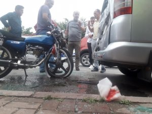 Motosiklet park halindeki panelvan araca çarptı: 2 yaralı