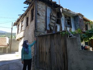 Buldan’da yıkılmak üzere olan ev tehlike saçıyor
