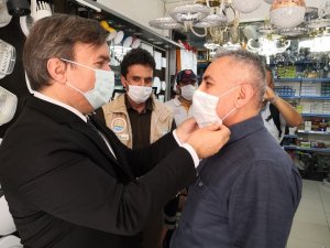 Vali Aydoğdu vatandaşlara tek tek maske taktı