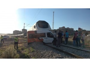 Akaryakıt yüklü tren minibüse çarptı: İki kişi son anda kurtuldu