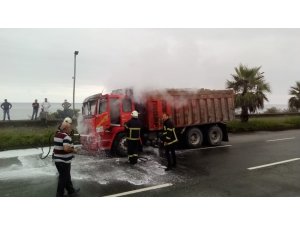 Seyir halinde lastiği yanmaya başlayan kamyona itfaiye ekipleri müdahale etti