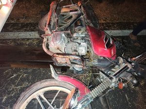 Traktör römorkuna arkadan çarpan motosikletteki 2 kişi yaralandı