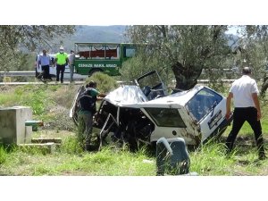 Şarampole uçup zeytin ağacına çarpan otomobil 2 kişiye mezar oldu