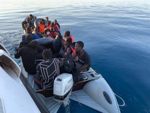 Lastik bot ile sürüklenen göçmenleri Sahil Güvenlik kurtardı