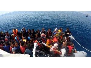 Yunanlılar tarafından geri itilen 60 düzensiz göçmen Türk Sahil Güvenlik ekipleri tarafından kurtarıldı