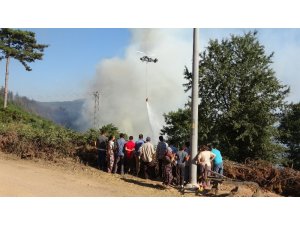 Köylüler yangın söndürme çalışmalarını üzüntüyle izliyor