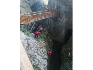 JAK Timi, Horma Kanyonu’na düşen cüzdanı 25 metre iple salınarak aldı