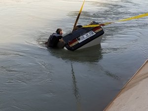 Otomobil sulama kanalına devrildi, 2 kişi boğuldu