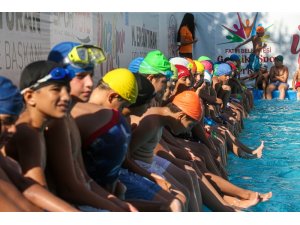Gençlik ve Spor Bakanlığı’ndan 19 kente portatif yüzme havuzu