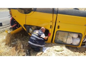 Mardin’de minibüs şarampole yuvarlandı: 2 yaralı