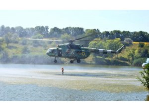 Ukrayna’da askeri helikopter tatilcilerin arasında tatbikat yaptı
